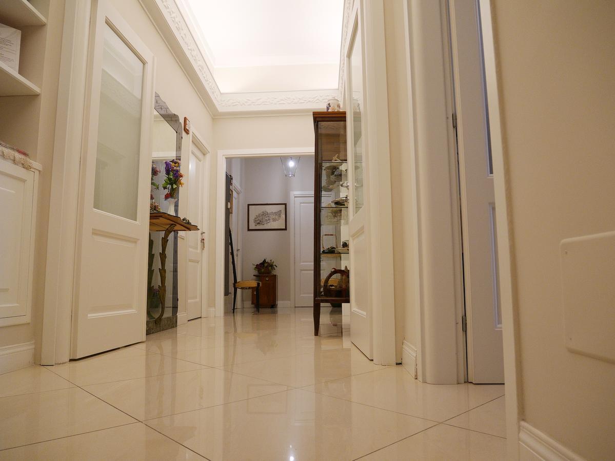 Quarto com Cama de Casal ou 2 de Solteiro e Banheiro Compartilhado